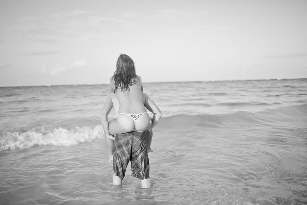 Photoshoot married wife on the beach