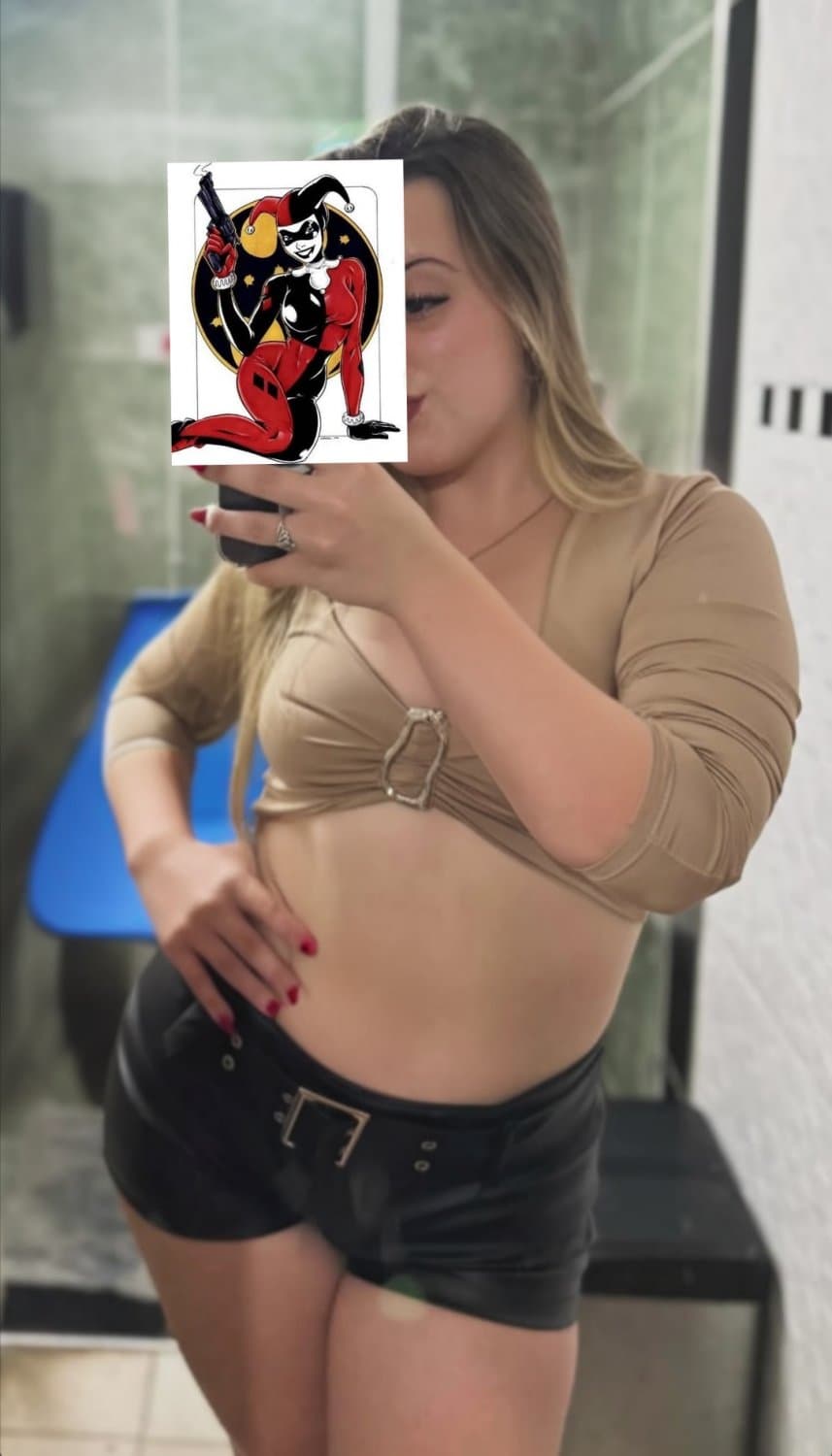 Maca la culona argentina. Ella desea que algún atrevido juegue con ella mientras su novio mira