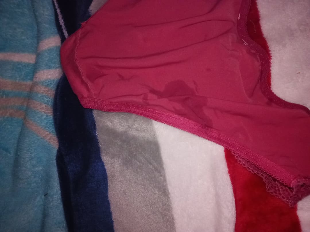 Me jalo la verga y me corro en los calzones de mi puta prima mientras duerme