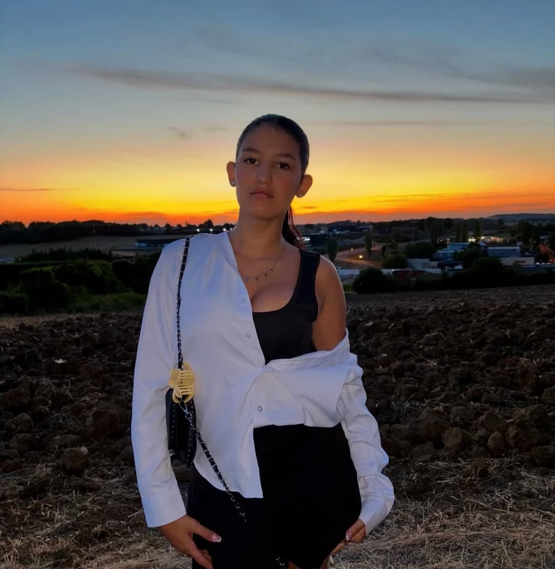 Francaise maigre au petit cul sexy