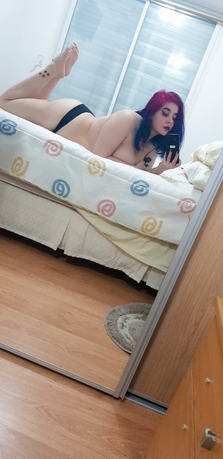 Crave to cum all over my toes?