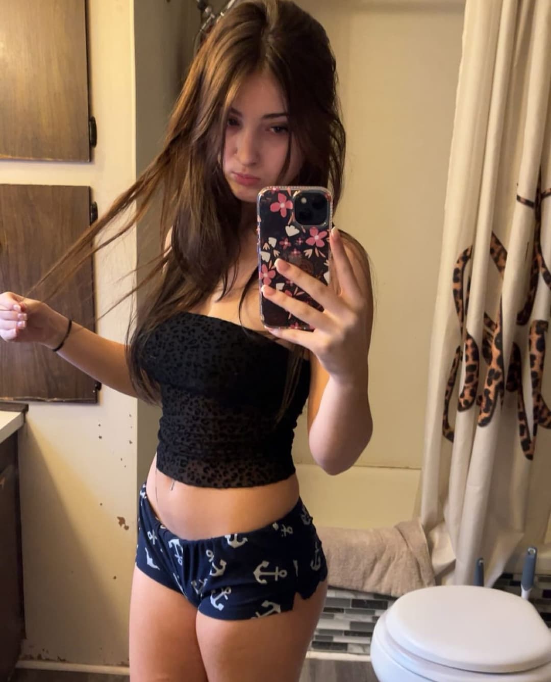 Kami, Sexy teen gets leaked