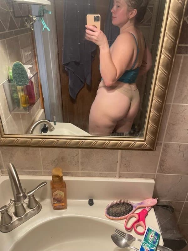 Flight attendant showing some thick blonde white babe action