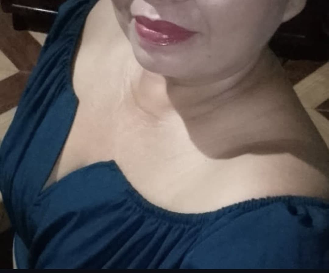 Peituda, imagina chupando um pau