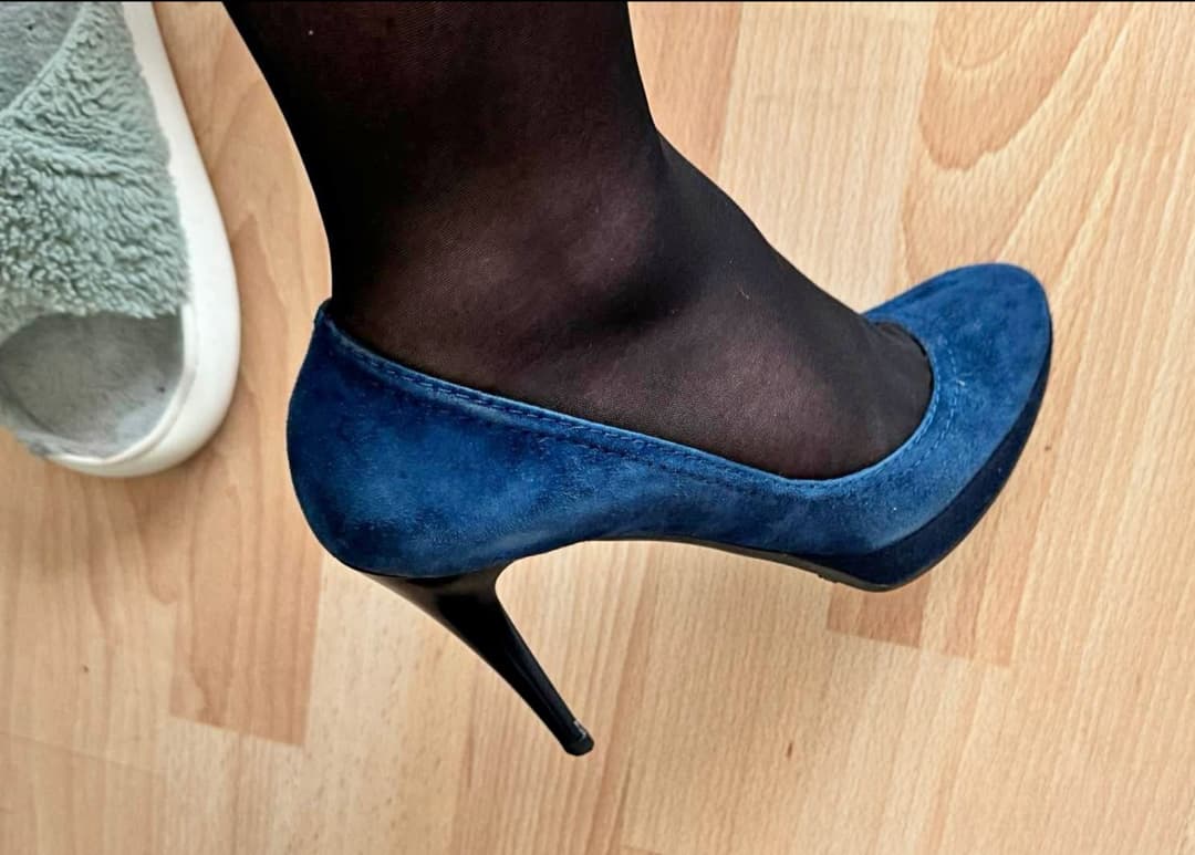 Black Nylon in sexy High Heels ??