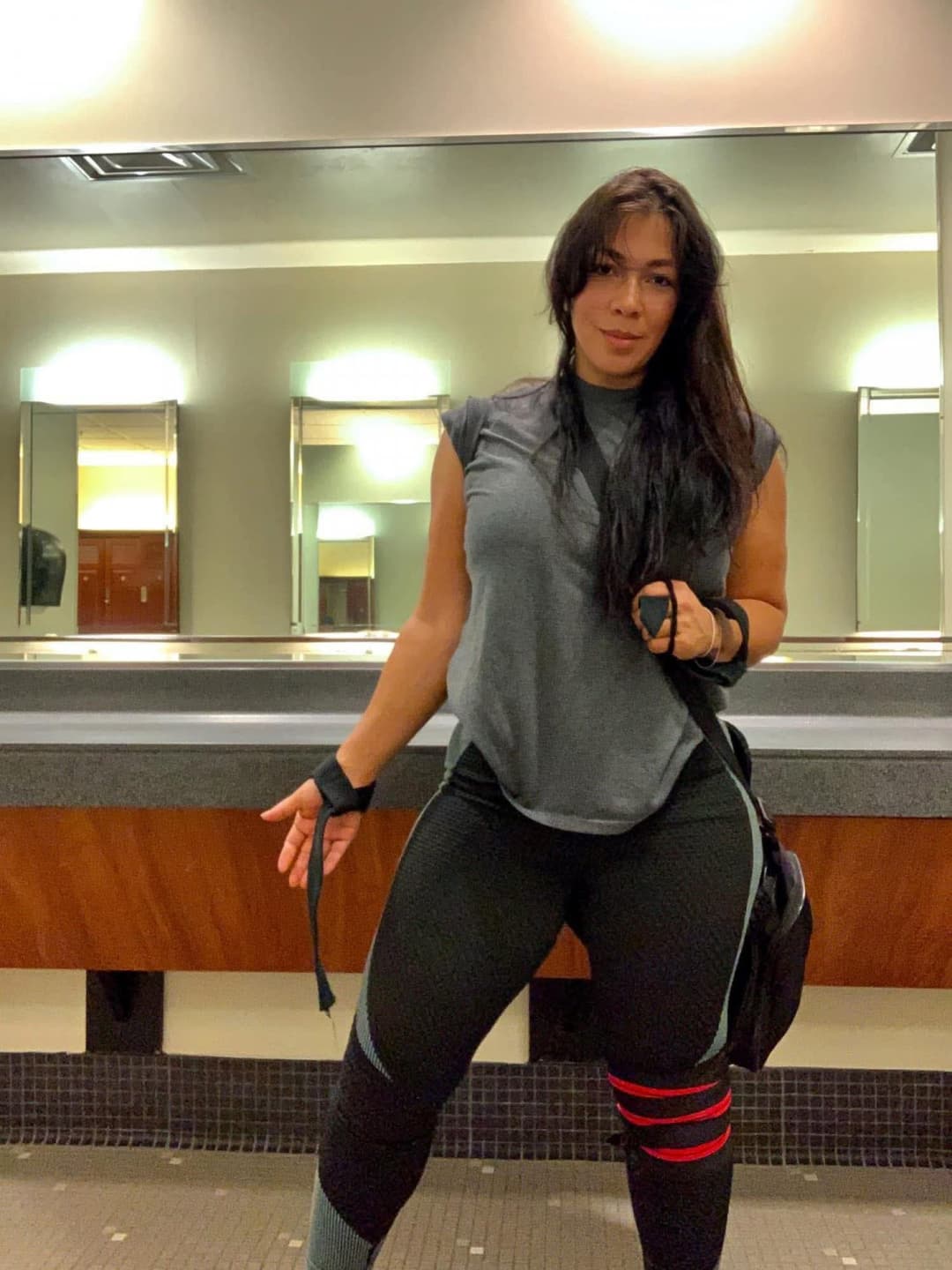 Bitch from Texas likes to show her feet