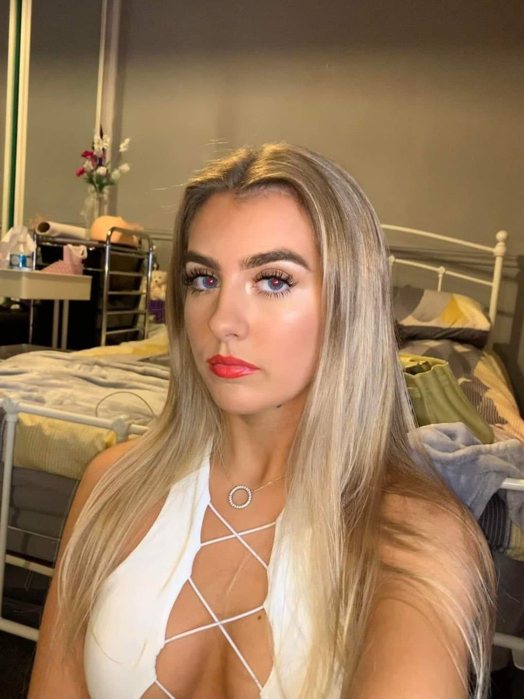 Pretty IRL Holly deserves to be famous among gooners