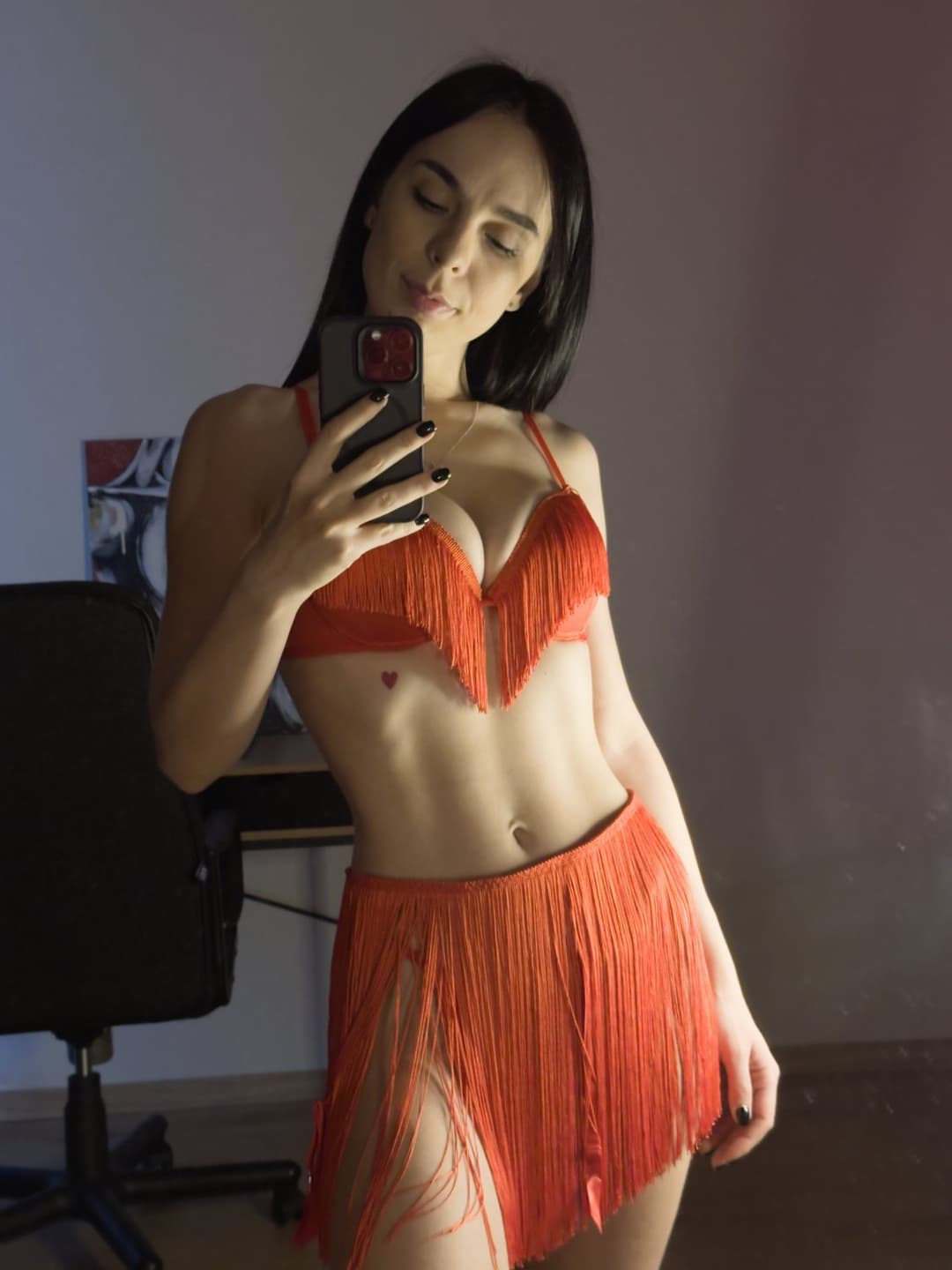 I love to feel fresh air on my nipples ?