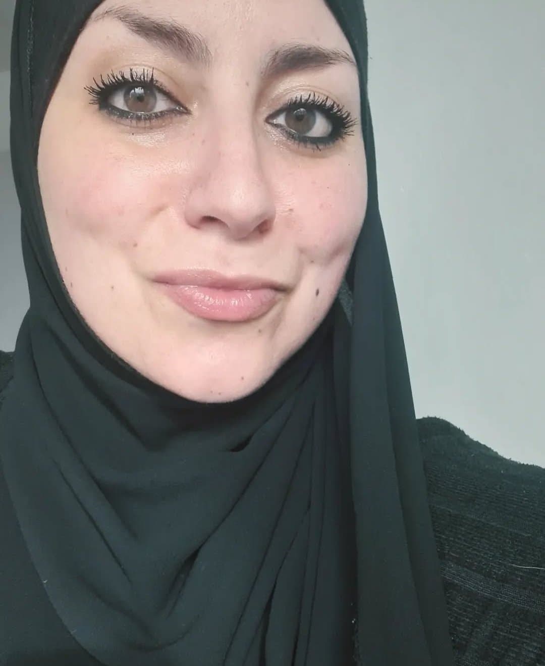 Honestly, veiled women have beautiful red feet.