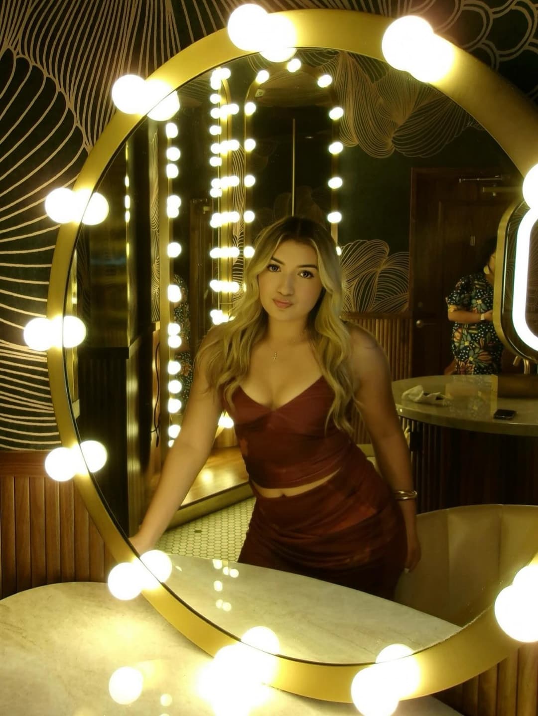 Tiny guy gets fucked - aShemaletube.com_1