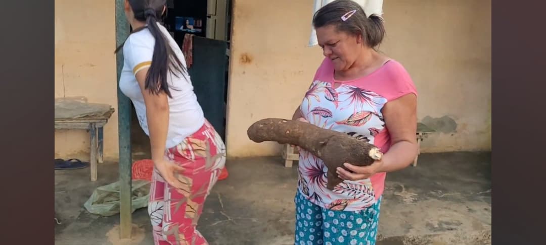 Morena fica de quatro e manda a sogra enfiar a mandioca até o talo no seu cuzinho