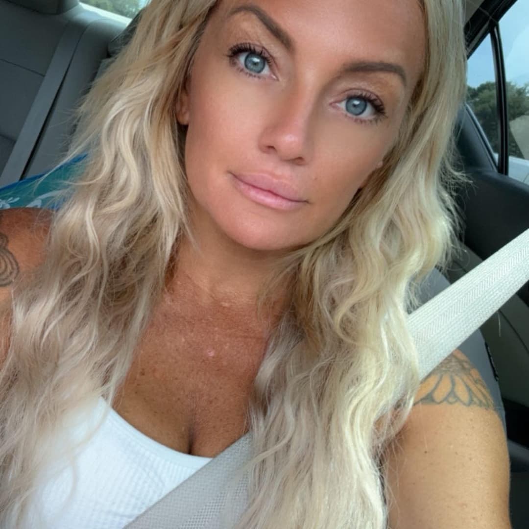 Jamie & Vanna show their best assets on camera