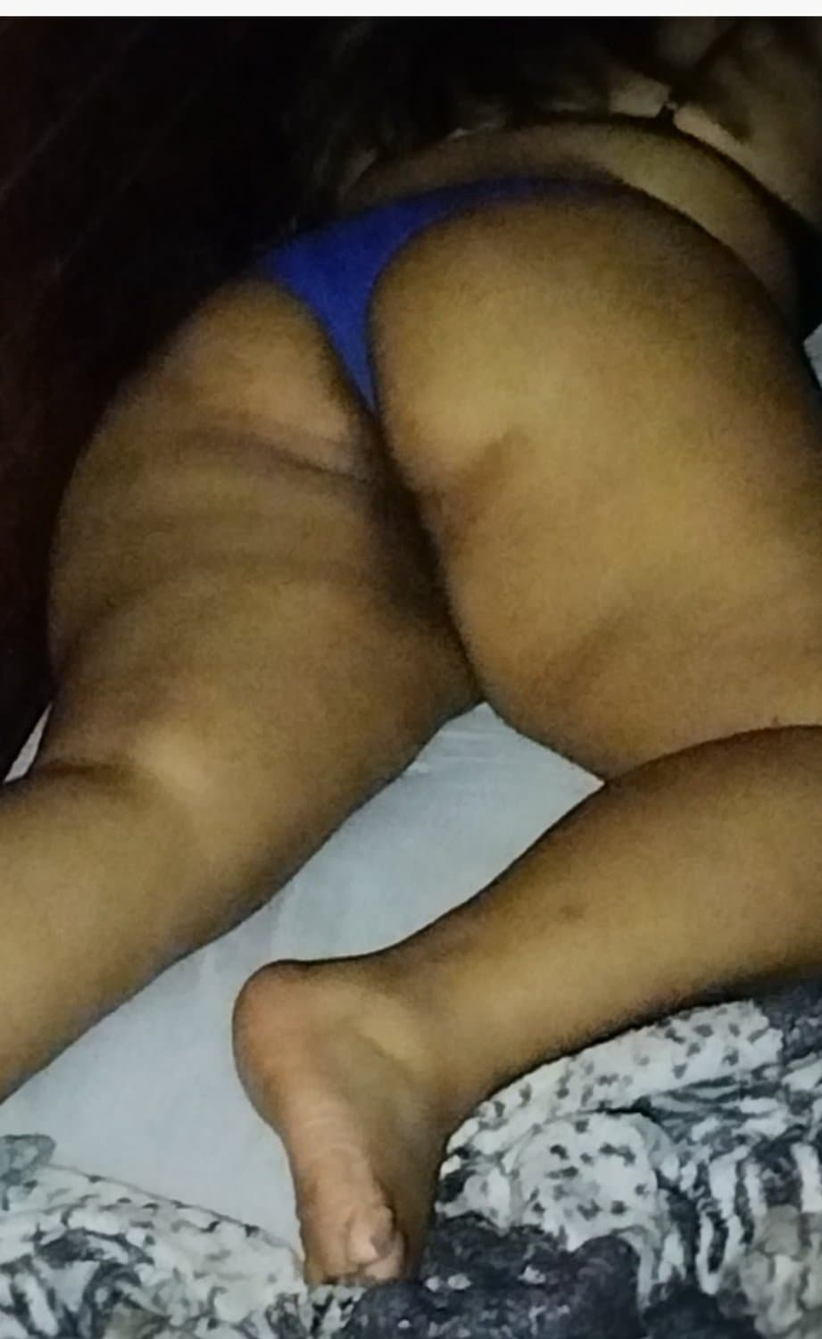 La puta de mi madrastra me encantaría llenarle el culo de leche