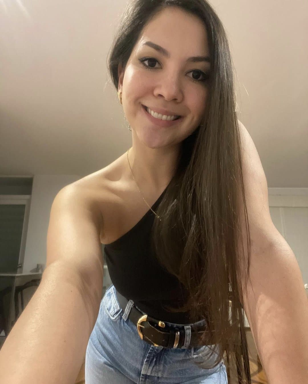 Hot Asian-latina with big boobs and amazing legs. Enjoy!