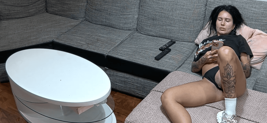 Click to view full size linda shaving and relaxing in the bed