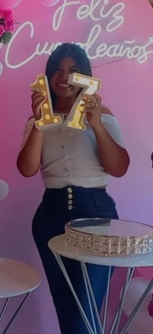 karla lorena heredia salinas espiada, no se da cuenta, amiga