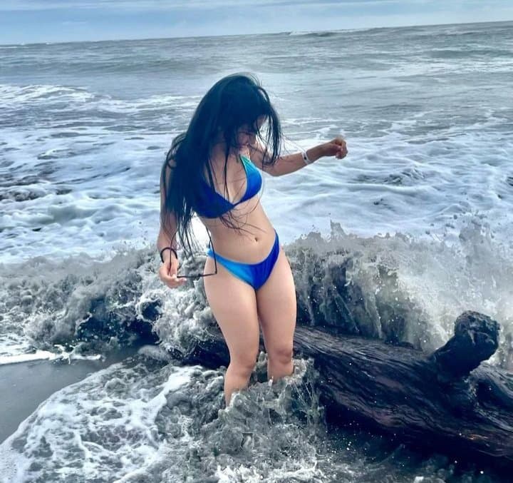 Teen slut loves to show her ass. Girl with fat ass, tight pussy and nice tits. (no nude)