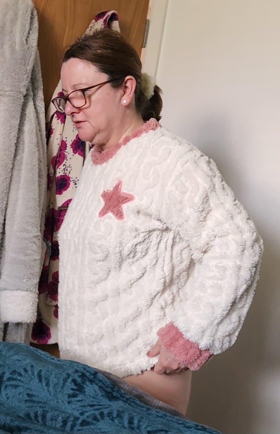 Watch this mature saggy milf shake her big ass, big belly and tiny tits? Which pic you want to see?