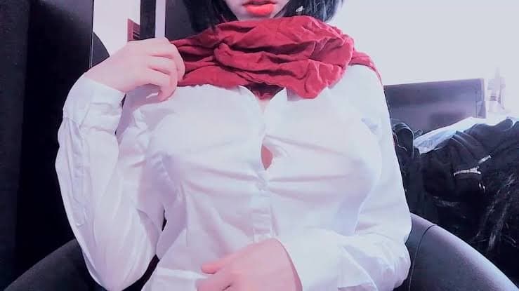 Shinukii ero-cosplay mikasa