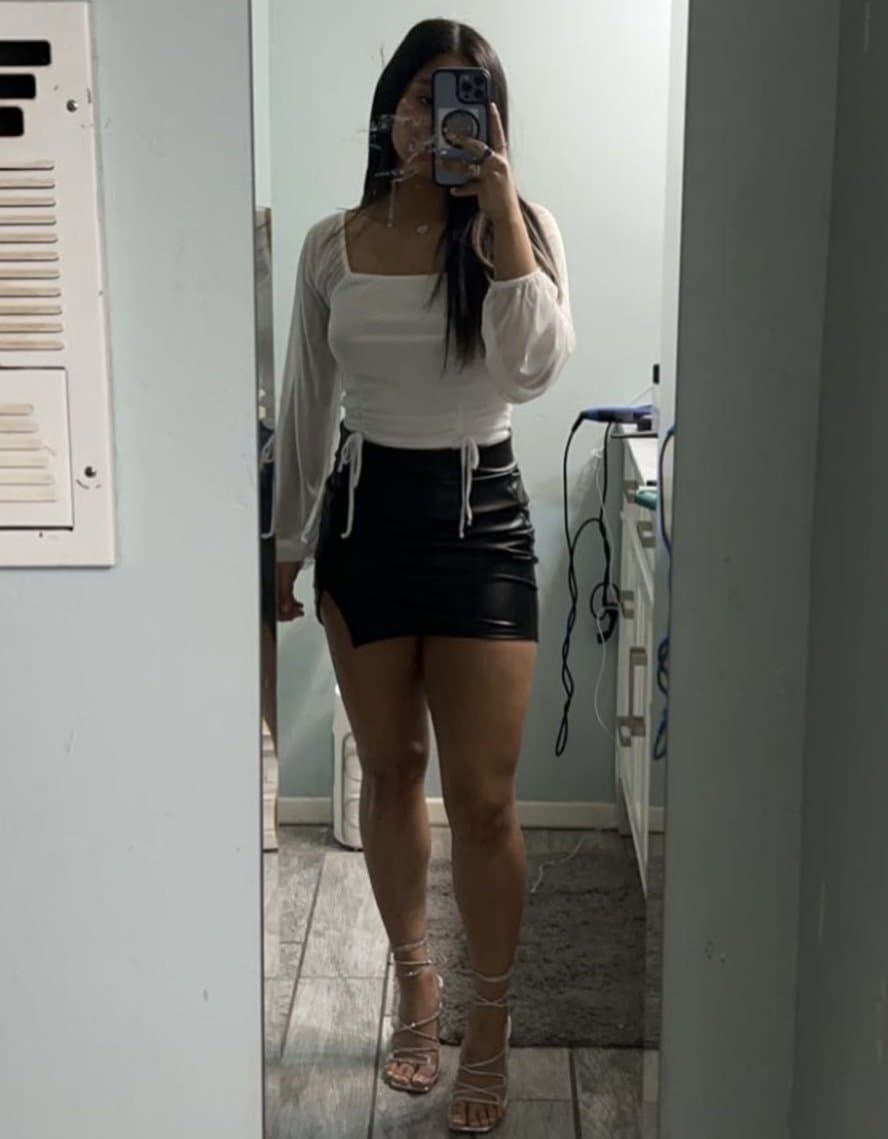 Click to view full size Latina with best legs and beautiful face no pull out game