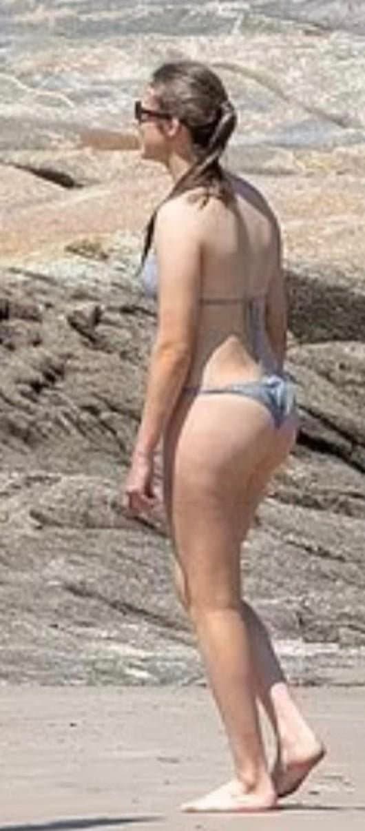 Ella le encanta que nos masturbemos con su orto ella pide pija a gritos y que le den duro