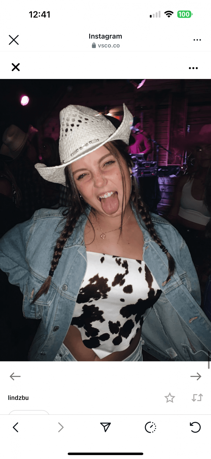 Lindsey is such a tight jerk material object. Who agrees? Lindsey 21