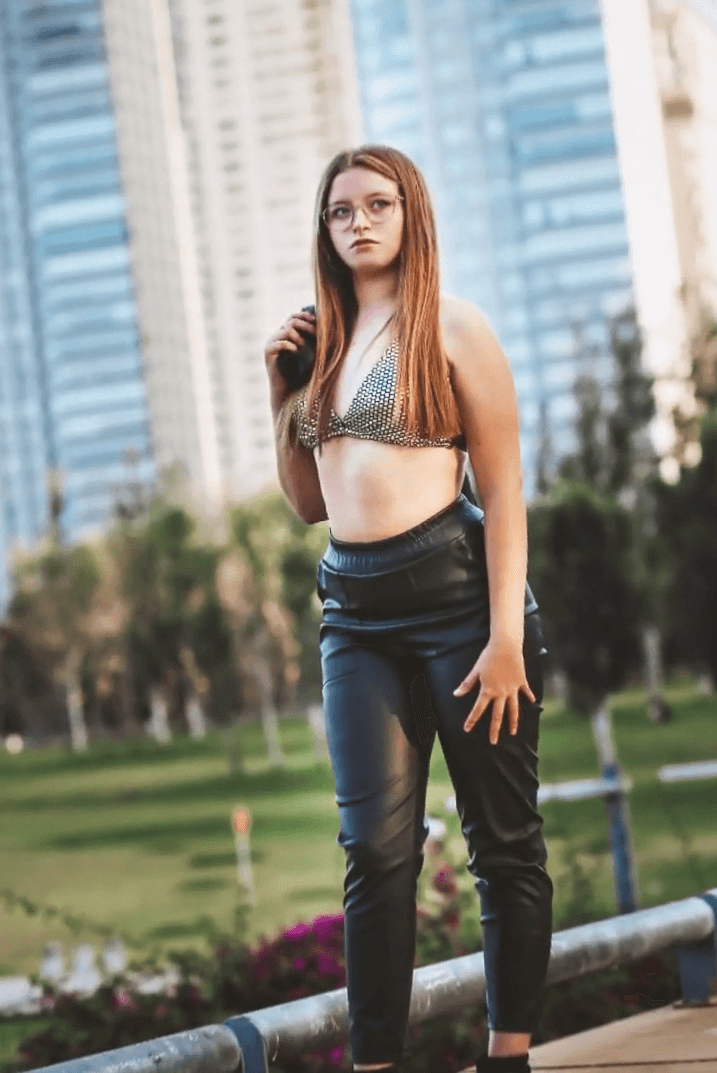 Cate - sexy teen with rounded ass