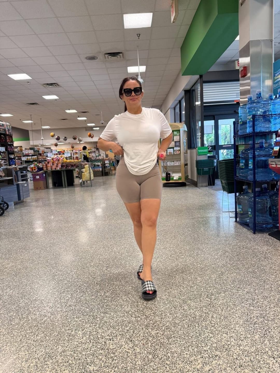 Sexy Latina milf with cute feet toes and big tits