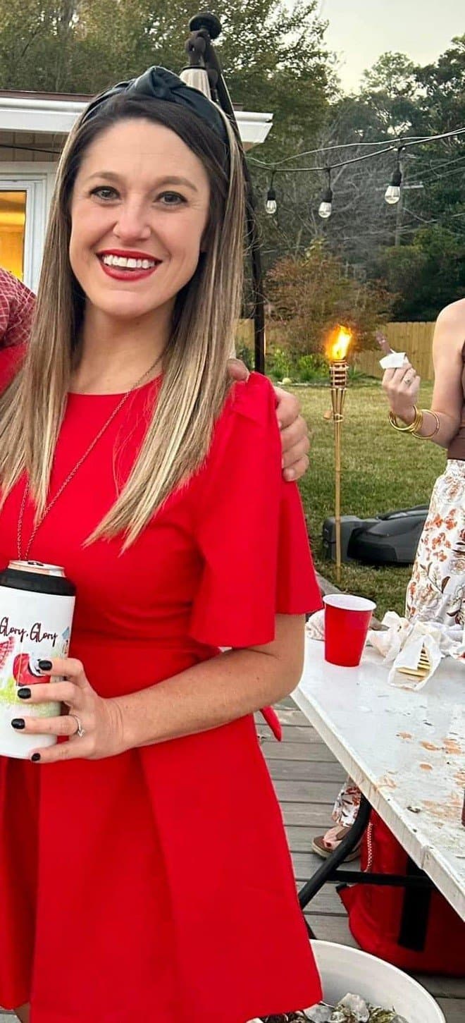 Ashley & Renee flash their tits in the car for a shirt