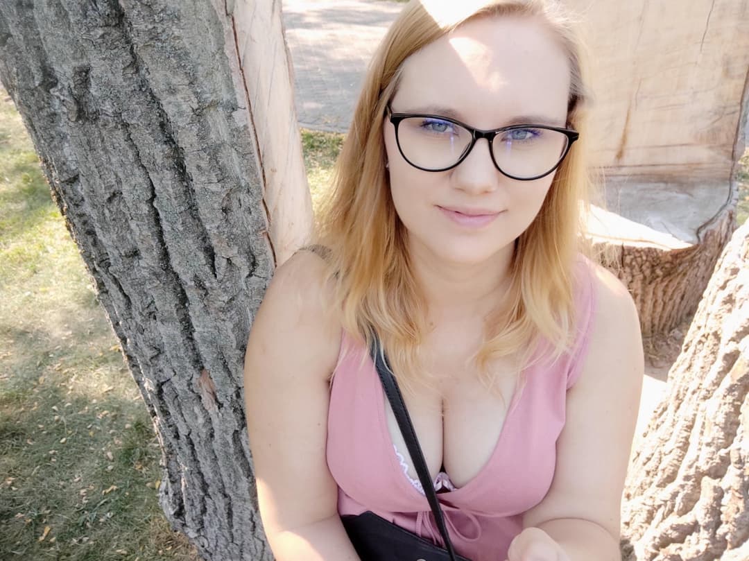 Cute foreigner Karolinka and her bangin natural curves! ?