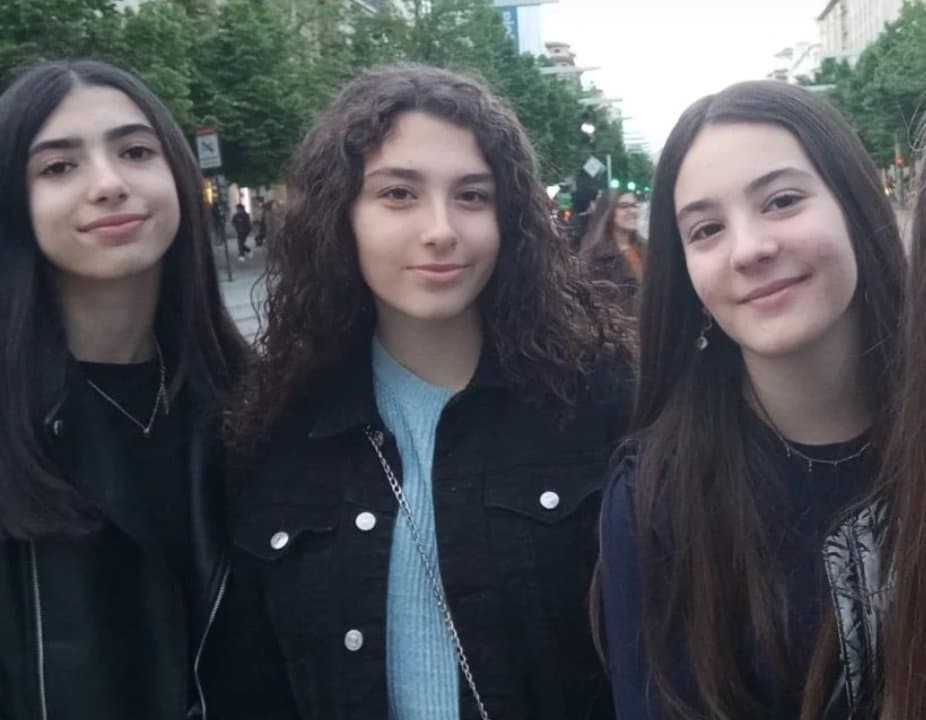 Click to view full size Reunión de putas principalmente de tres recien cumplidos 18 alba Sofía y Andrea