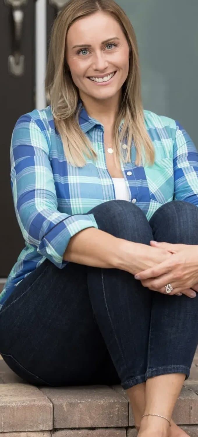 Tracy, MILF, 42, Hubby deployed, meeting men fir unprotected sex in own bed. Stretch mark mom body