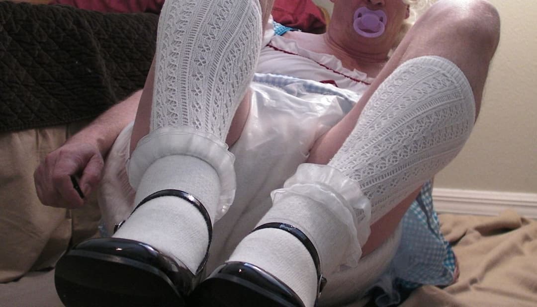 ABDL Diapered sissybaby Peter went in pretty blue dress