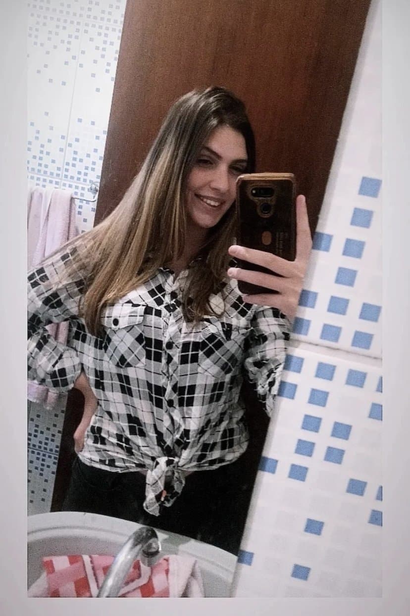 Novinha Traiu, gemeu gozou, mandou nudes e enganou o corno, engoliu o pau do playboy