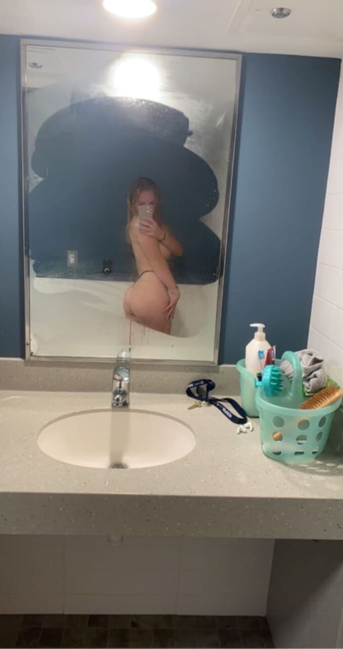 Fit teen shows sexy body