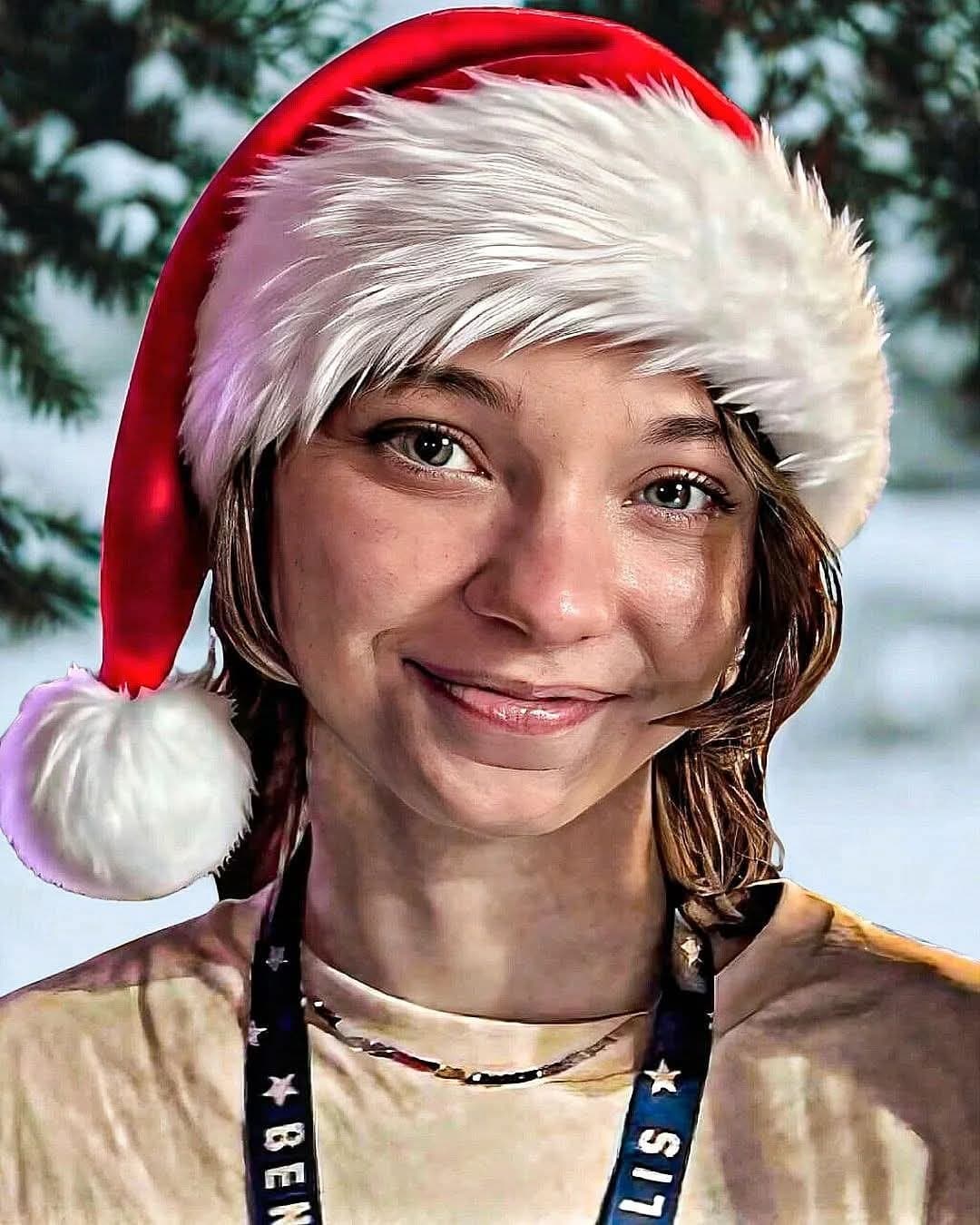 Cute Emma...Emma Myers sexy Christmas !!!