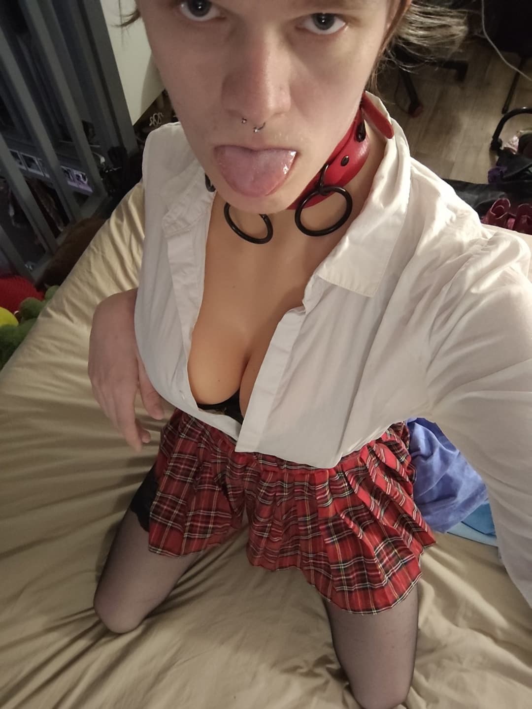 Click to view full size French slave from Lyon needs cocks