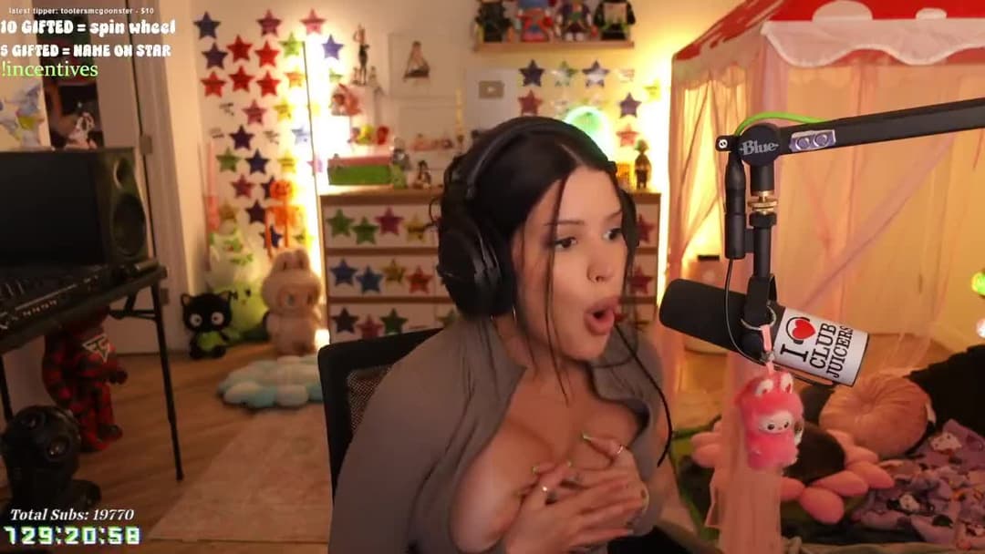 Streamers boobs pop out