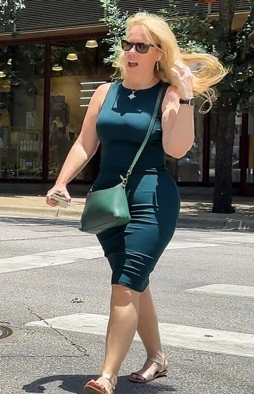 ran across this hourglass shaped blonde milf with insane curves
