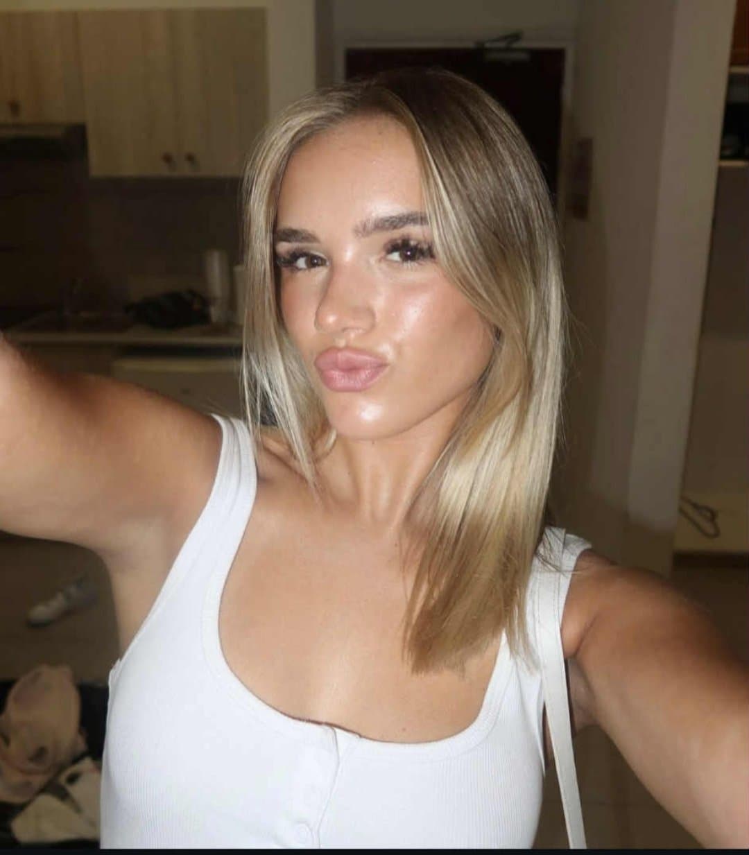 British influencer teen slut Kaci Jay showing naked pussy