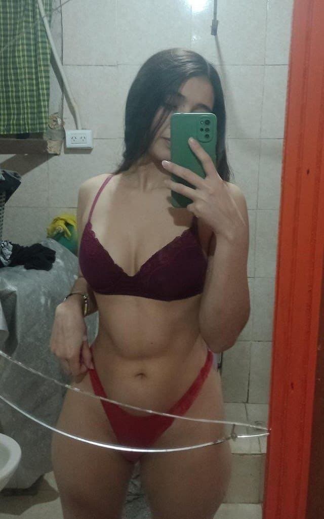 Putita Argentina con cuerpo perfecto enseñando y mamando verga
