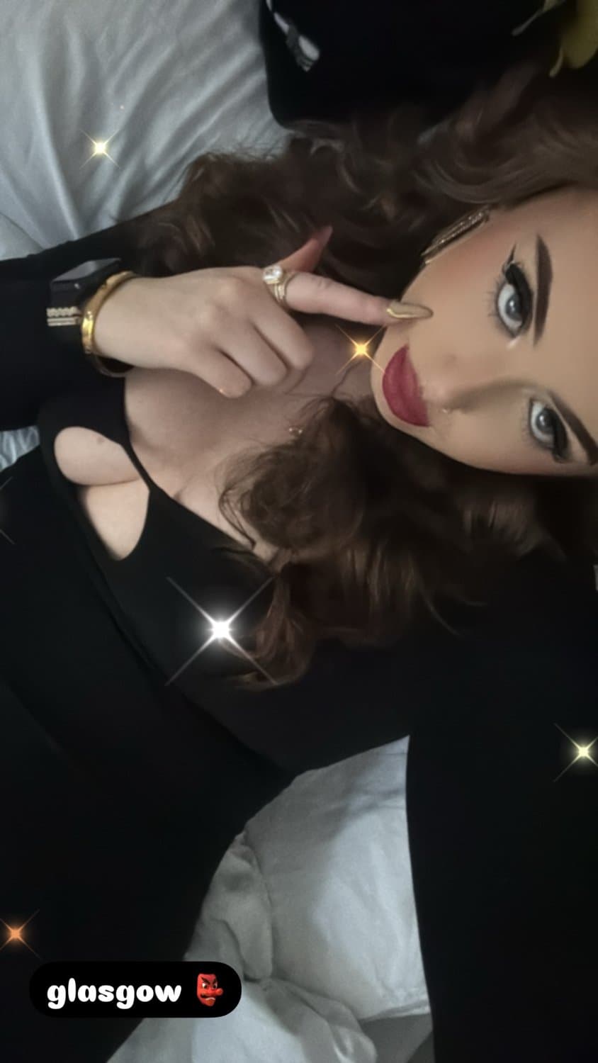 thick gym girl phoebe kitchen 22