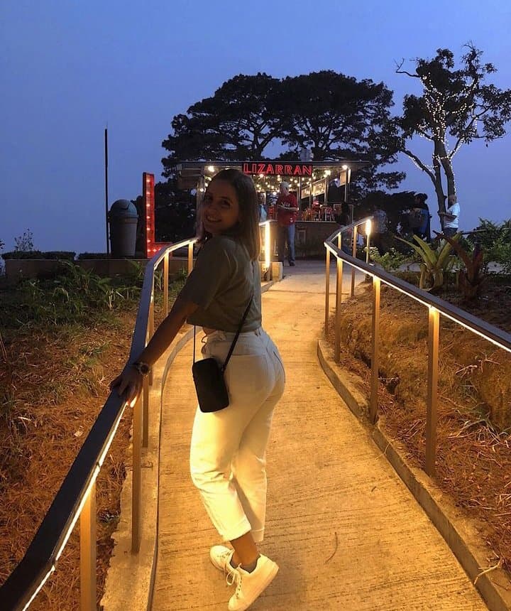 White girl latina good tits and good ass. She lo es show her white ass. (no nude)