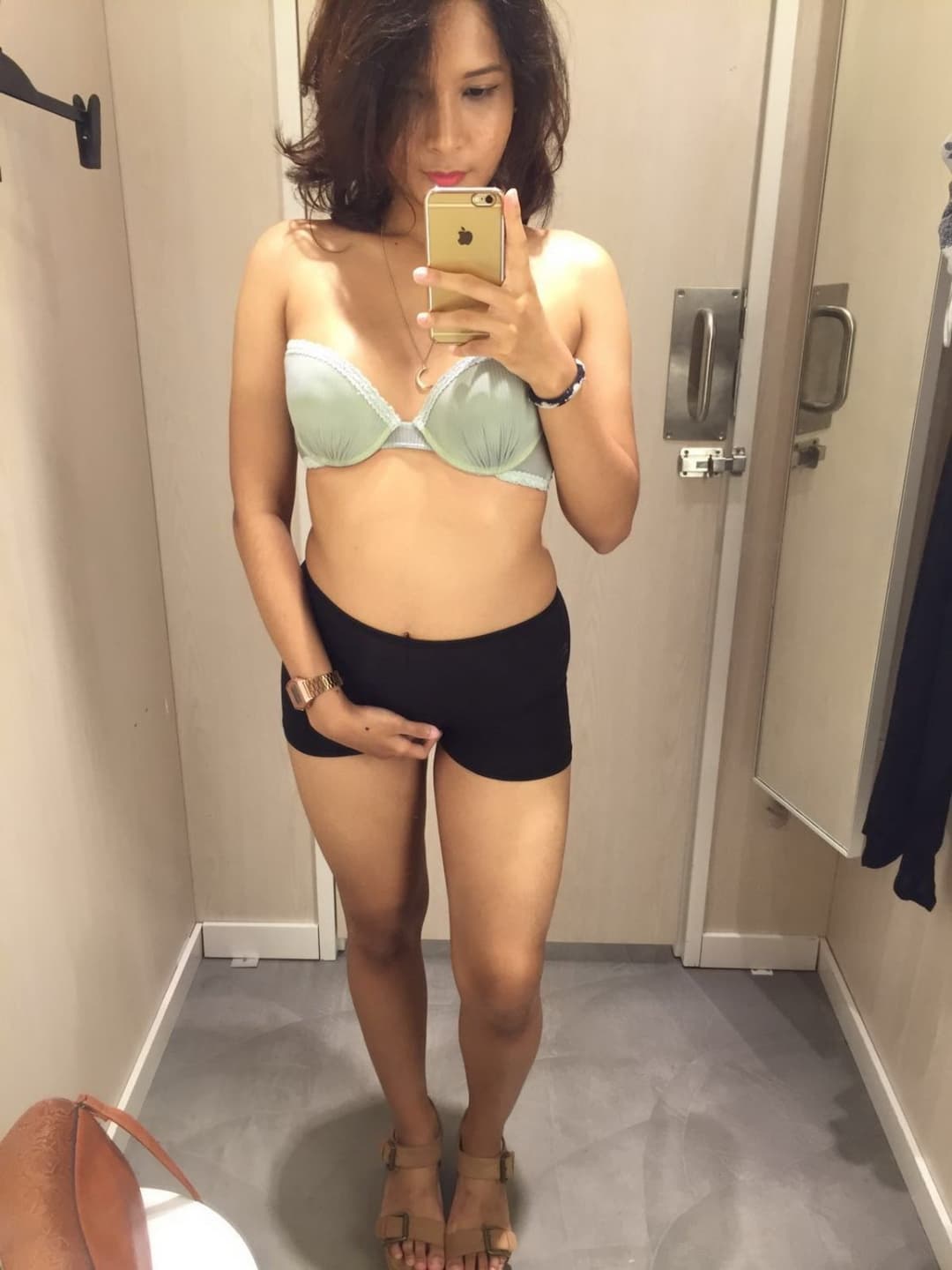 Singapore office lady can’t resist nude selfie in the changing room