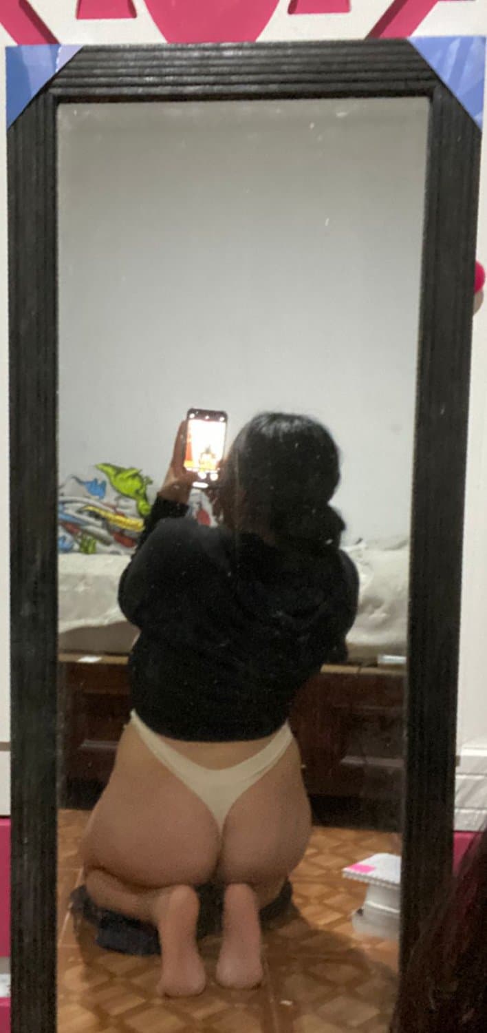 Click to view full size Otros de la morra tetona de pezones grandes y perforados es una perraga de vagina morena