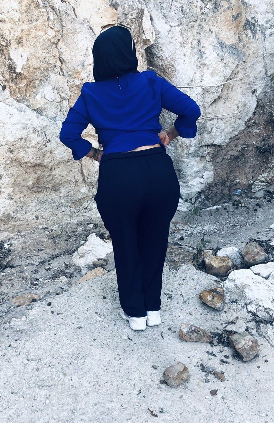 Arab milf hijab show her ass ??