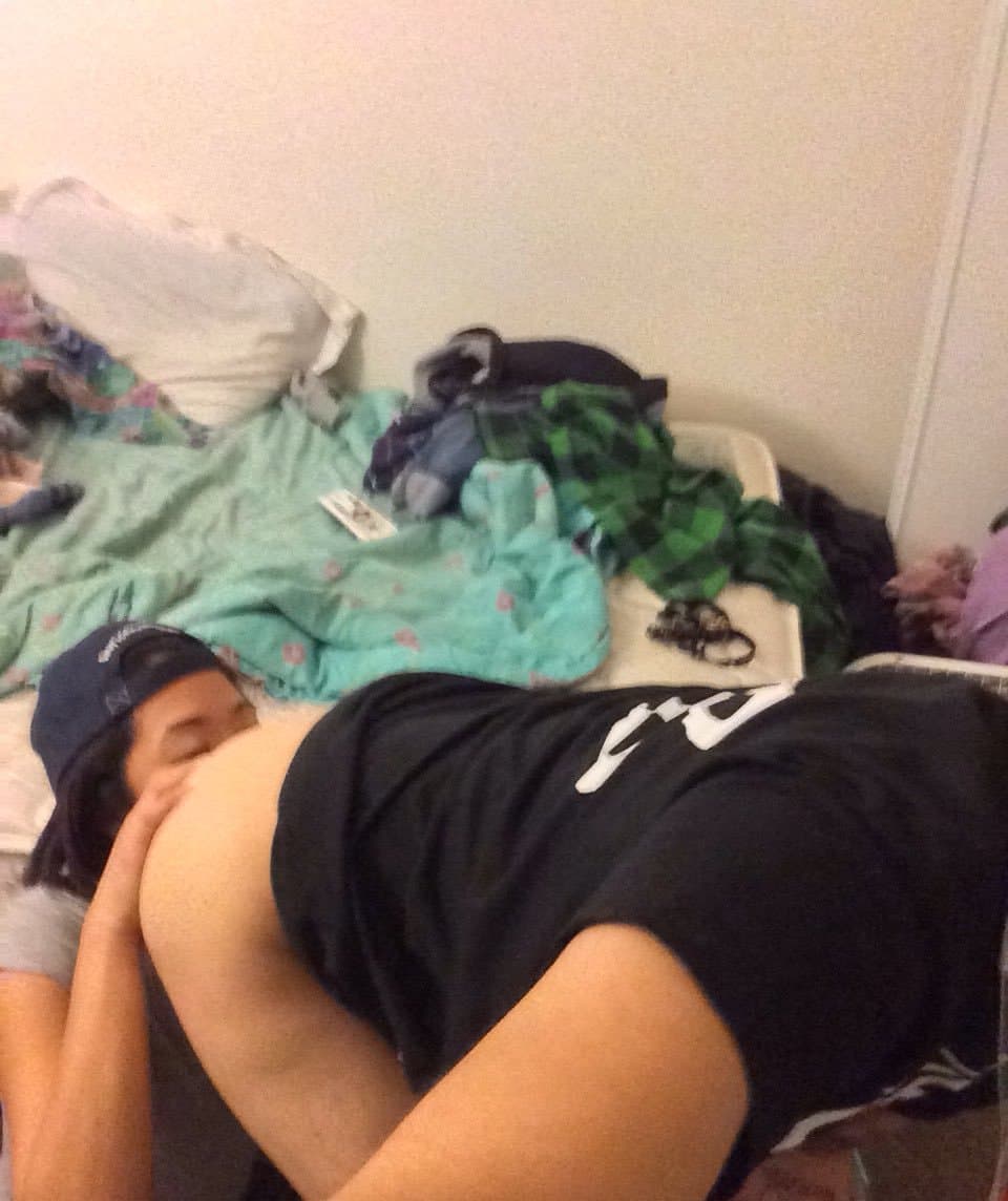 061PTT - Submissive pee drinker pass around leaks