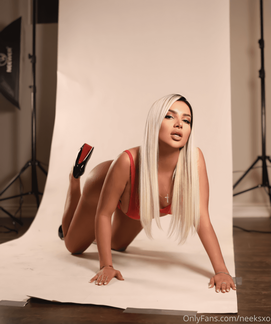 Persian Blonde Girl from Toronto: @__Niku | Neeksxo