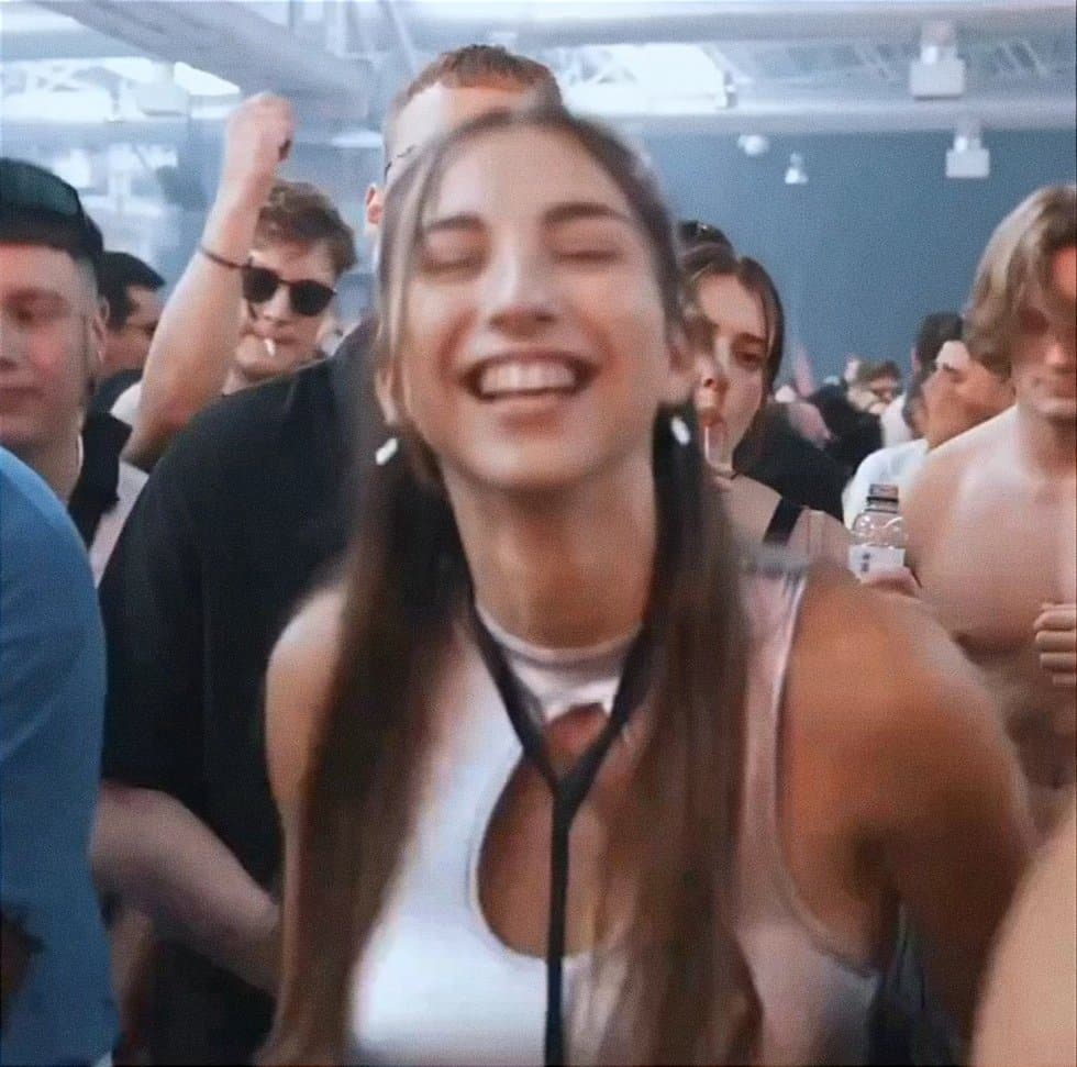 Viral Silver Techno Bouncing Boobs Girl Finally Found!