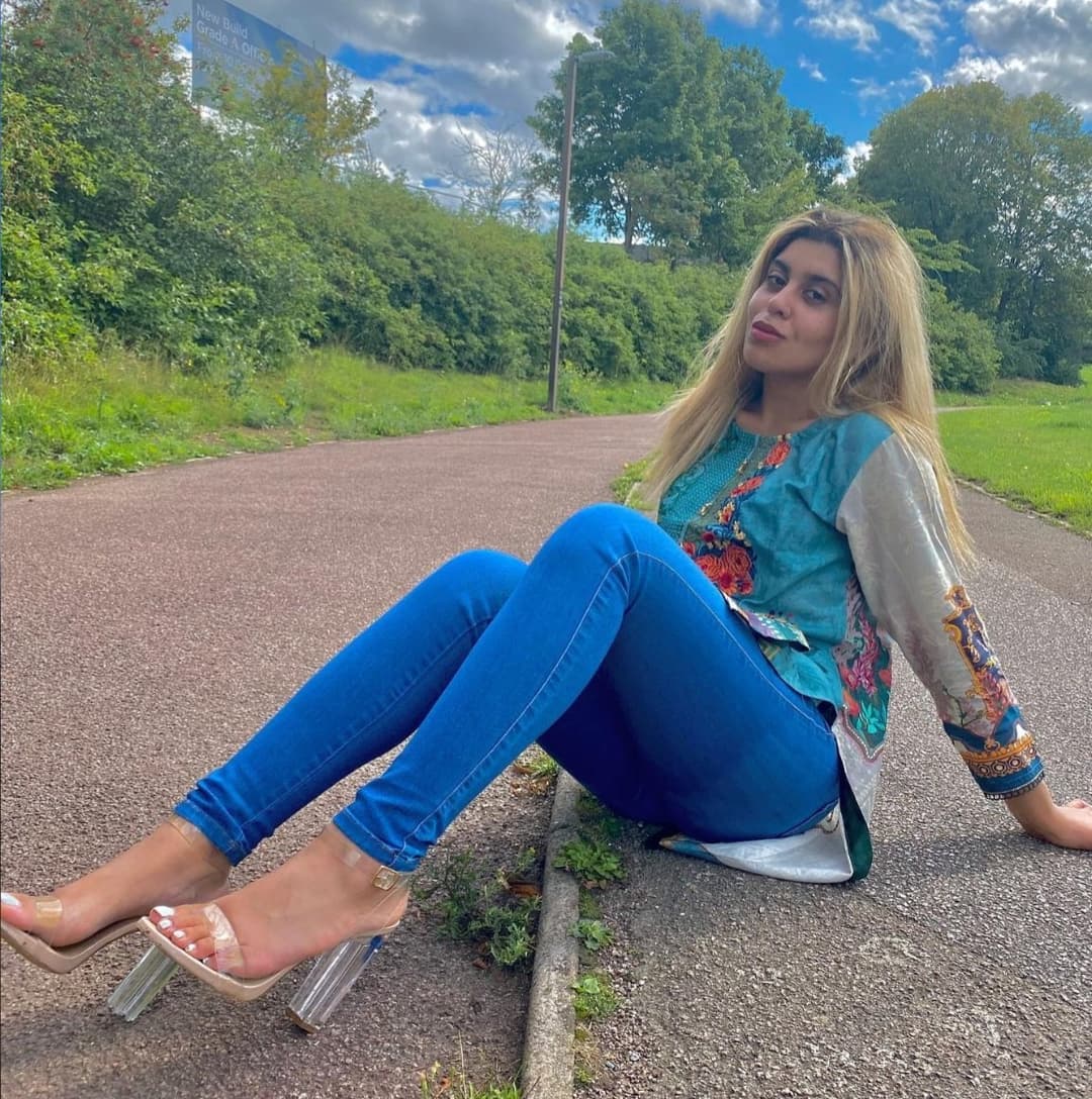 Paki babe loves it when you masterbate over her pics